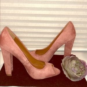Pink bluish pump
